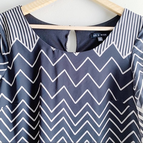 As U Wish • Short Sleeve Chevron Print Shift Dress, Black/Beige, Size Small - Picture 2 of 14